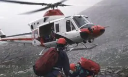 Un elicottero in fase di soccorso