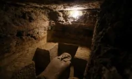 La maledizione della tomba egizia torna a colpire: regista si ammala di una "malattia misteriosa"