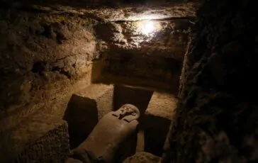 La maledizione della tomba egizia torna a colpire: regista si ammala di una "malattia misteriosa"