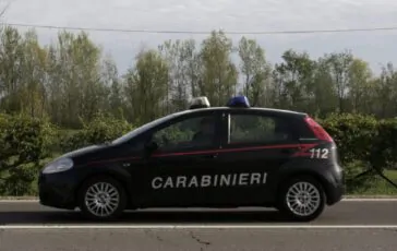 I carabinieri hanno inseguito e bloccato due ladri in fuga con un'auto rubata