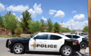 Poliziotto si aggrappa auto sospetto inseguimento video
