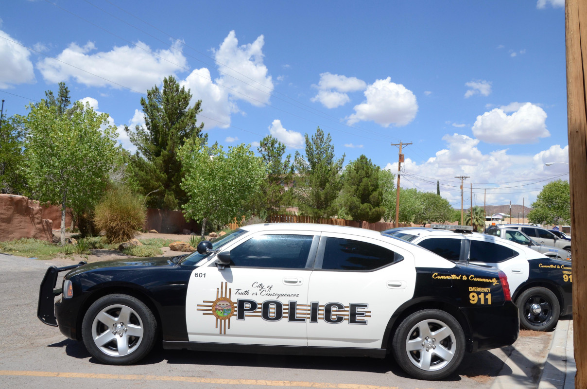 A policeman grabs the suspect’s car during a chase: video