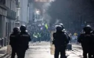 Primo Maggio proteste a Parigi molotov polizia