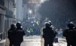 Primo Maggio proteste a Parigi molotov polizia
