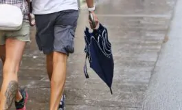 Maltempo a Cuneo, una coppia passeggia con l'ombrello appena chiuso