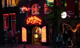 Amsterdam, non è più possibile fumare cannabis sulle strade del quartiere a luci rosse