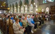 persone in chiesa