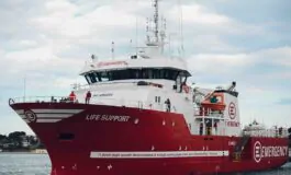 La nave di Emergency attracca al porto di Livorno