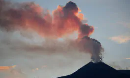eruzione Etna in corso voli sospesi