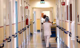 poliziotto donna mascherina ospedale morso