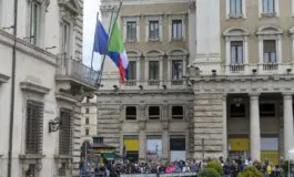Folla assiste all'ultimo CdM a Palazzo Chigi