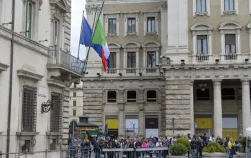 Folla assiste all'ultimo CdM a Palazzo Chigi