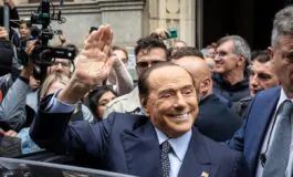 Silvio Berlusconi saluta all'uscita dall'ospedale dopo il ricovero
