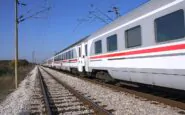 treno sulle rotaie in un giorno di sole