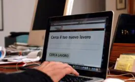 ragazza cerca lavoro alla camera di commercio al computer