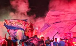Durante i festeggiamenti per lo scudetto del Napoli i tifosi sono saliti sull'auto dei vigili urbani sfondando il tetto