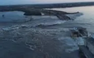 1686022521949 la diga della centrale idroelettrica di kakhovskaya distrutta onda dacqua fuoriesce scambio di accuse russi ed ucraini