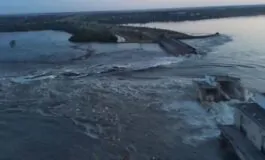 1686022521949 la diga della centrale idroelettrica di kakhovskaya distrutta onda dacqua fuoriesce scambio di accuse russi ed ucraini 265x160
