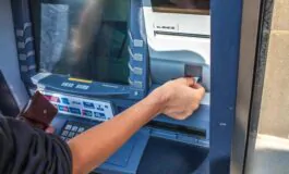 Ragazza trova 1000€ bancomat, chiama la polizia e rintraccia il proprietario per restituirgli la cifra