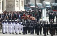 Il feretro di Silvio Berlusconi che esce dal Duomo di Milano