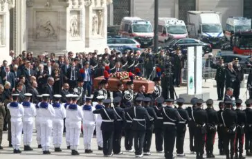 Il feretro di Silvio Berlusconi che esce dal Duomo di Milano