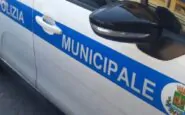 La polizia municipale decurta i punti dalla patente di un ragazzo che si è prestato a un folle gioco con la macchina Prato
