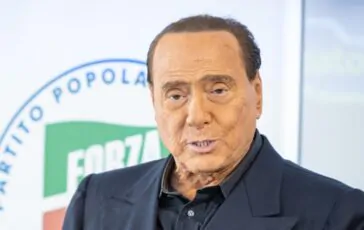 Il blitz all'Altare della Patria nel giorno dei funerali di Berlusconi