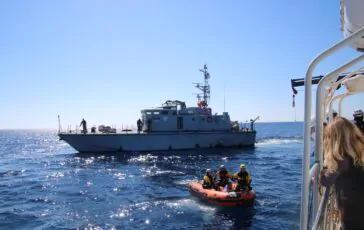 Una nave Ong tedesca è stata cacciata dalle autorità greche ed è arrivata a Lampedusa