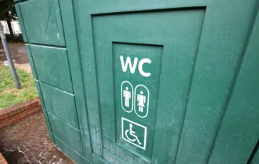 Milano aggredito bagno chimico