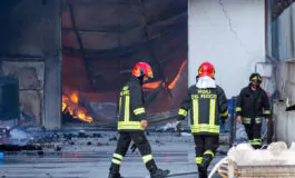 Incendio Milano camion dei rifiuti in fiamme Affori