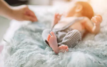 Una bambina di 4 mesi è stata involontariamente schiacciata dai genitori mentre dormiva nel lettone con loro