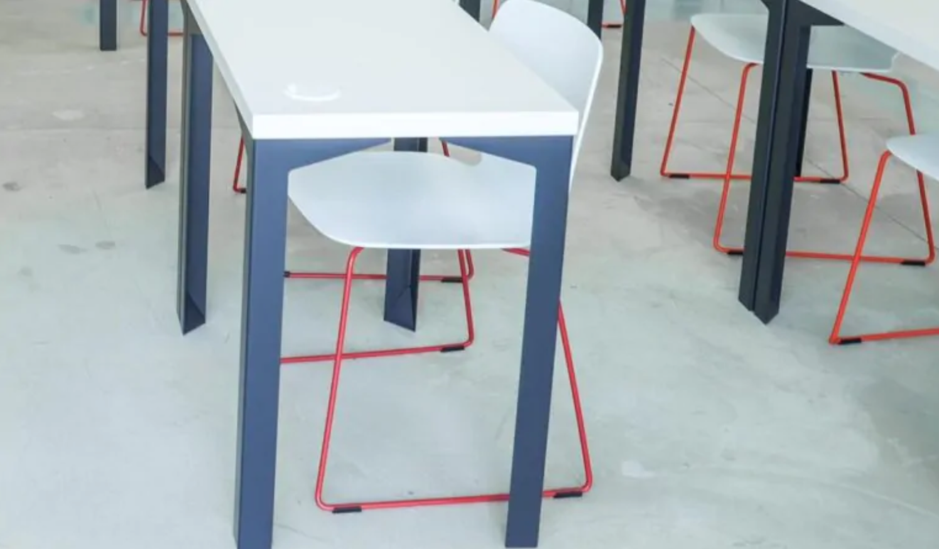 UK, the principal removes very greasy food from the canteen and the students’ parents spit on it