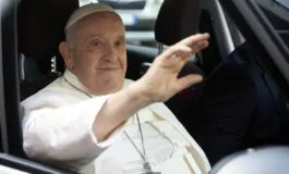 Papa Francesco lascia l'ospedale