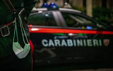 Un uomo ha ucciso la sua compagna a coltellate e ha poi tentato il suicidio