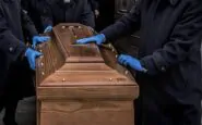 padre funerale figlio barella