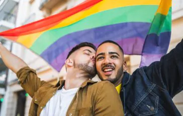 Qual è il significato dei colori della bandiera LGBTQIA+