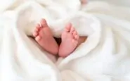 Neonato muore mentre dorme con i genitori
