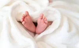 Neonato muore mentre dorme con i genitori