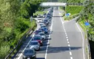 macchine in fila per partenza vacanza a luglio