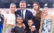 David Beckham, la mano galeotta sulla spalla di Kim Kardashian: la reazione della moglie
