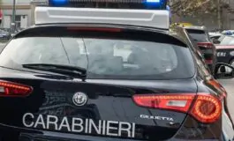 Carabinieri contro uomo che vuole dare fuoco al Comune dopo aver perso il reddito di cittadinanza