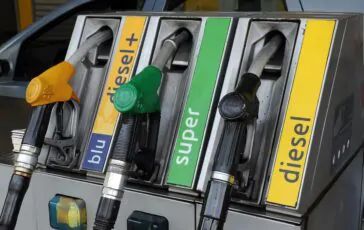 Caro benzina, la verde supera i 2,5 euro in autostrada