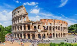 Roma, il turista individuato come responsabile dello sfregio al Colosseo rischia il processo