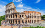 turista incide iniziali colosseo