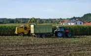 Incidente sul lavoro in provincia di Cuneo: un uomo è morto sotto il suo trattore mentre lavorava nei campi