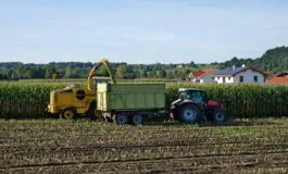 Incidente sul lavoro in provincia di Cuneo: un uomo è morto sotto il suo trattore mentre lavorava nei campi