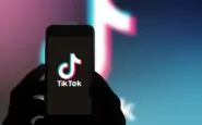 Sfida virale su TikTok: salto dalla barca in corsa