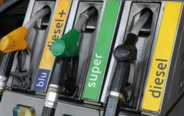 Record benzina in autostrada a 2,7 euro al litro