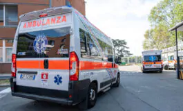 milano auto si ribalta e colpisce ciclista