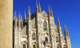 Ragazzi si arrampicano sul Duomo di Milano